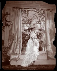 Lillian Russell in costume sul set di una produzione al Proctor